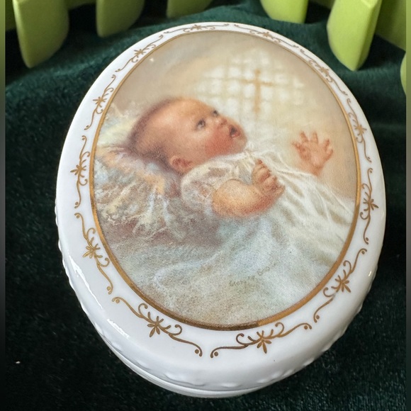 Porcelain trinket with cover by artist Katherine Andrews Fincher. - Picture 9 of 11